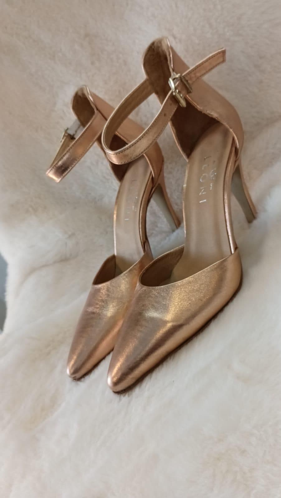 Stiletto dorado