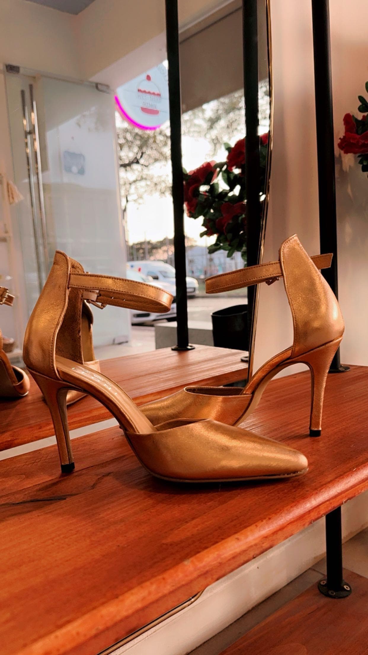 Stiletto dorado, imagen 2